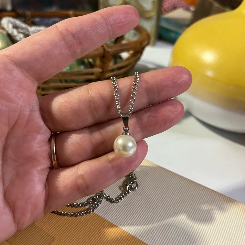 Adjustable faux pearl choker